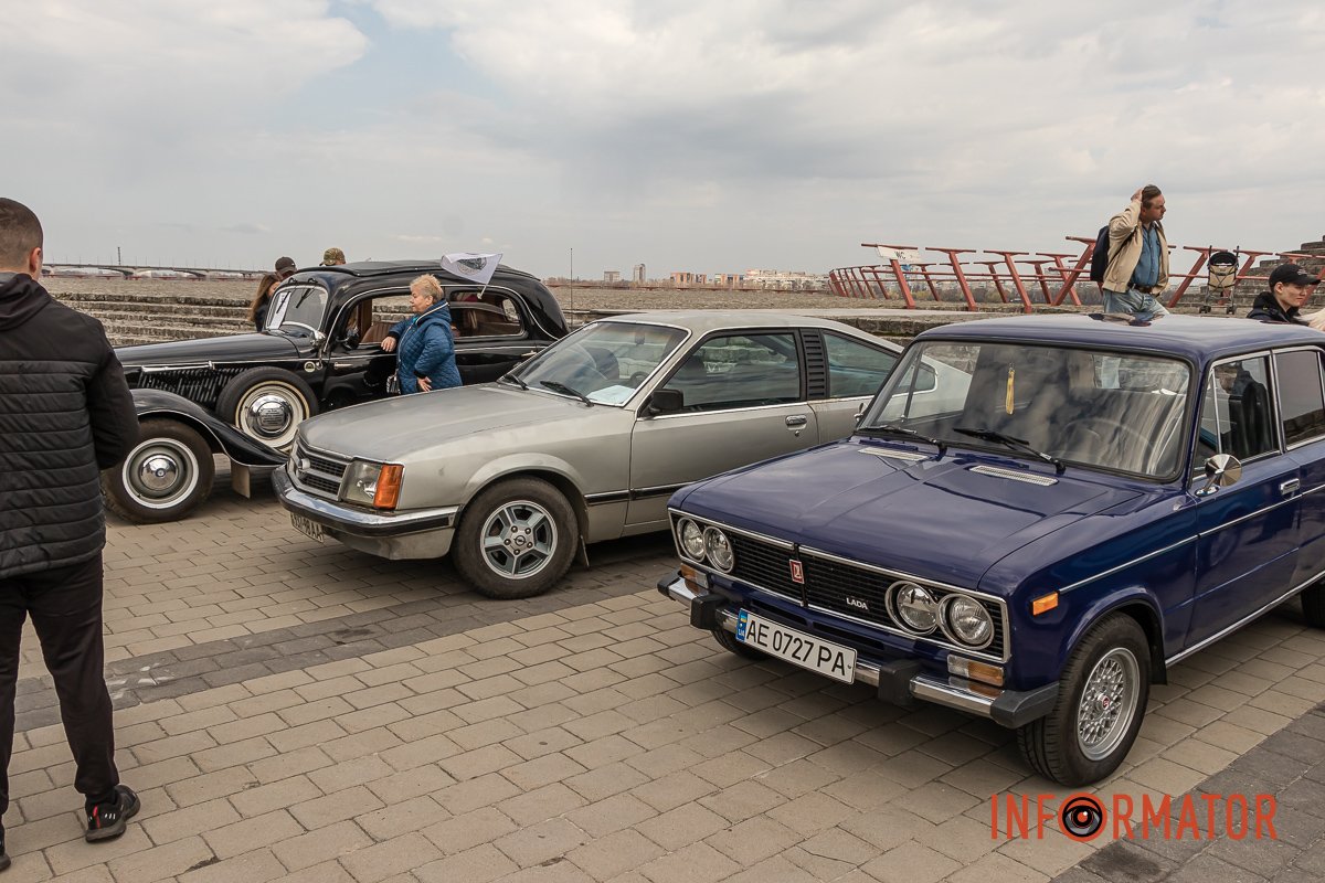 Водії взяли їх до салону та показали наше місто Водії взяли їх до салону та показали наше місто