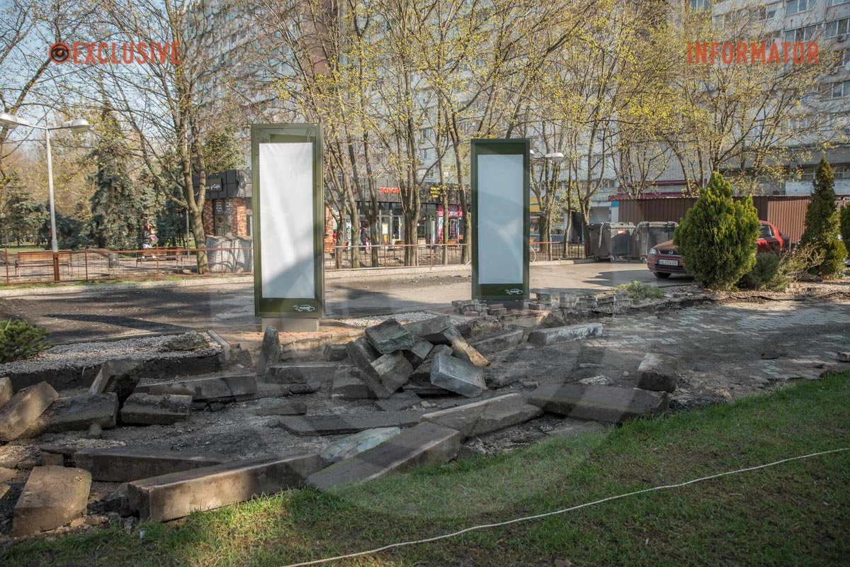 З іншого боку замінюють асфальтове покриття З іншого боку замінюють асфальтове покриття