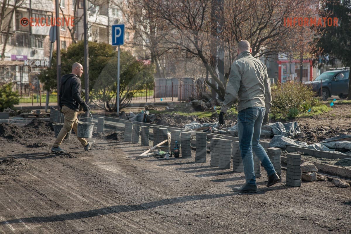 З одного боку зняли тротуарну плитку З одного боку зняли тротуарну плитку