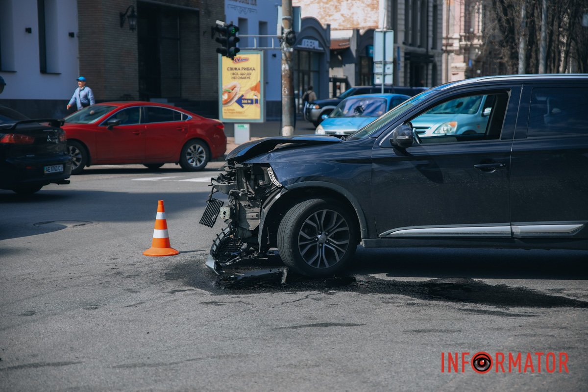 Mitsubishi розпочинав рух зі світлофора по Фабра