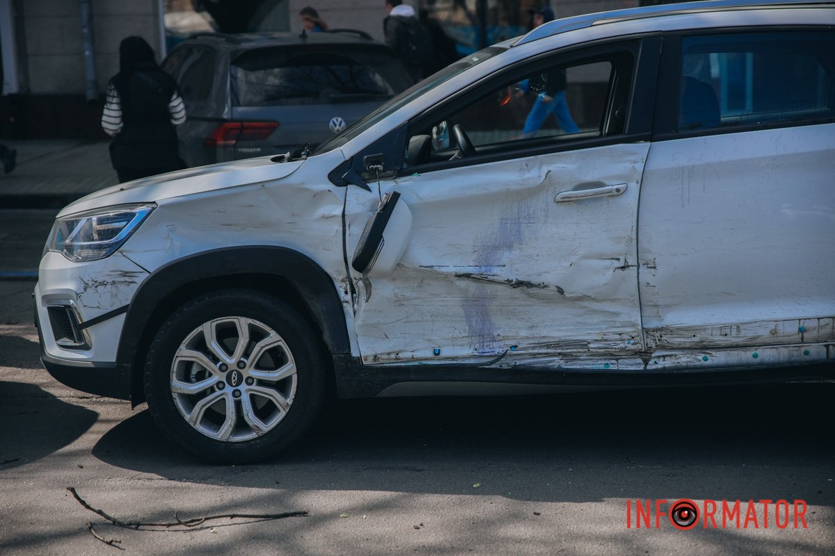 Chery рухався по проспекту Яворницького в бік центра міста