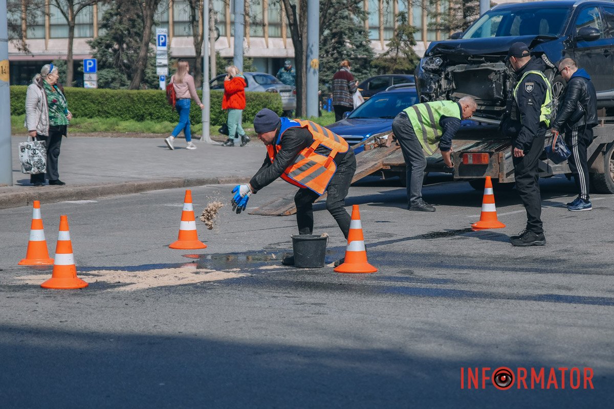 На місці розлилися паливо-мастильні матеріали