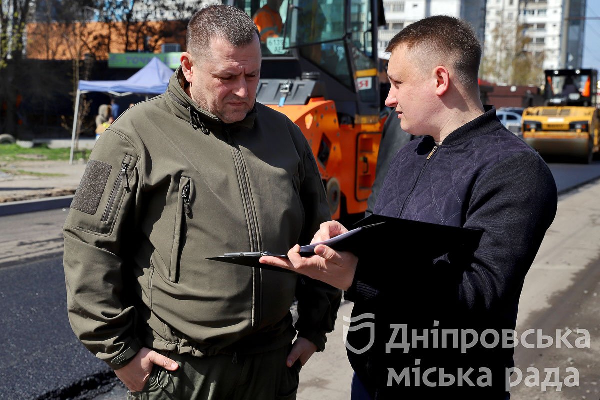 Комунальники продовжують асфальтувати проїжджу частину