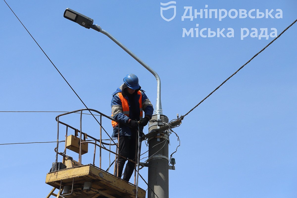 Міняють зовнішнє освітлення та приводять до ладу дощову каналізацію