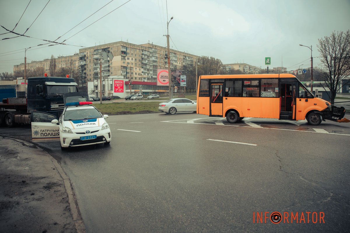 Дорогу не поділили вантажівка та маршрутка №91 Дорогу не поділили вантажівка та маршрутка №91