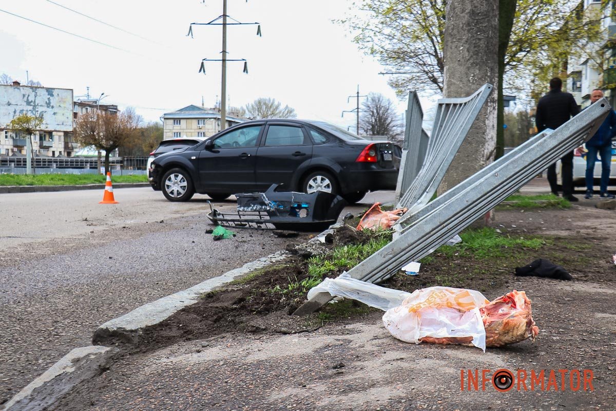 Автомобіль Ford врізався в огорожу