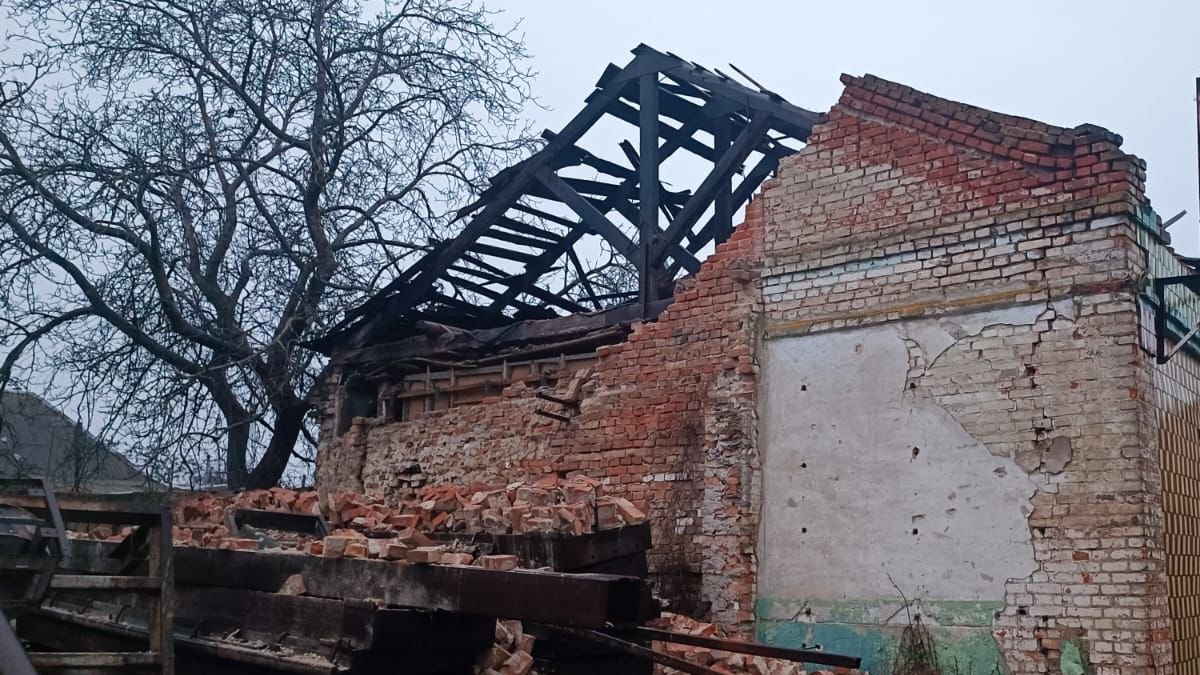 Загалом руйнувань внаслідок обстрілів зазнали 13 приватних будинків і 2 господарчі споруди Загалом руйнувань внаслідок обстрілів зазнали 13 приватних будинків і 2 господарчі споруди
