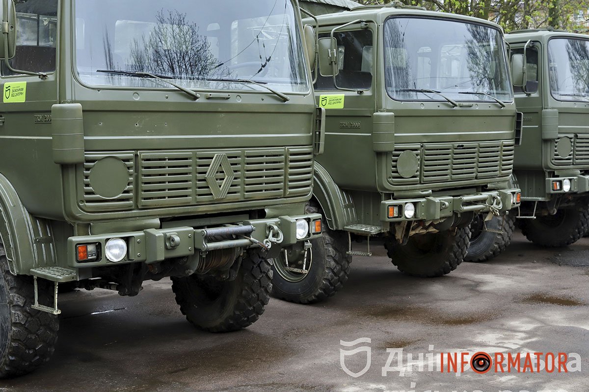 Передали також 10  вантажівок і 5 маневрових пікапів