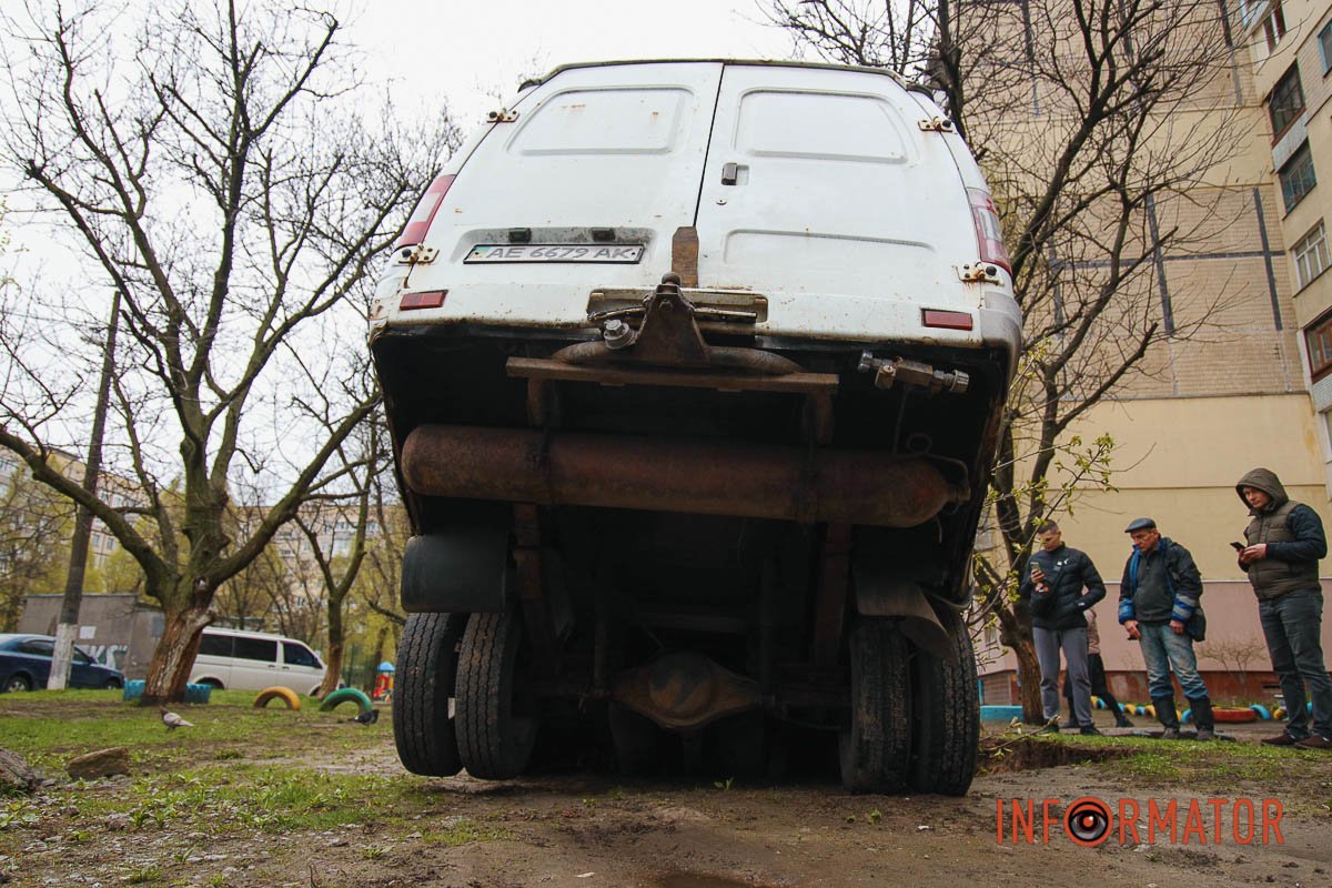 Стався провал грунту Стався провал грунту