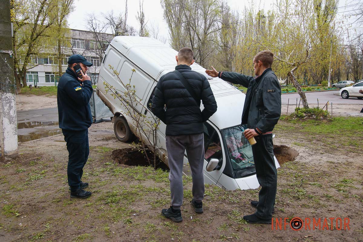 На місці працюють рятуальники На місці працюють рятуальники
