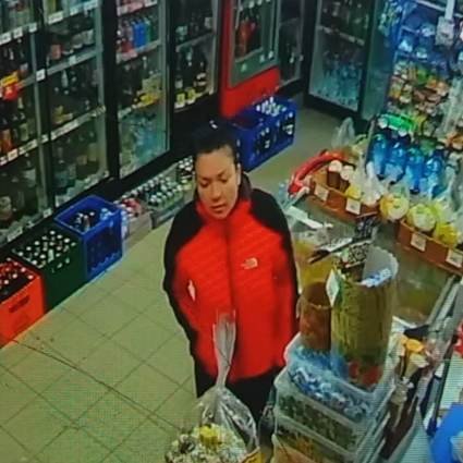 Камери зафіксували ймовірну власницю собаки Камери зафіксували ймовірну власницю собаки