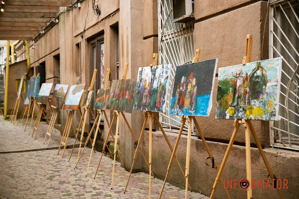 Картини Сергія Алієва-Ковики, Ольги Мікової, Сергія Бурбела, Аліни Набоки, Надії Отряжої Картини Сергія Алієва-Ковики, Ольги Мікової, Сергія Бурбела, Аліни Набоки, Надії Отряжої