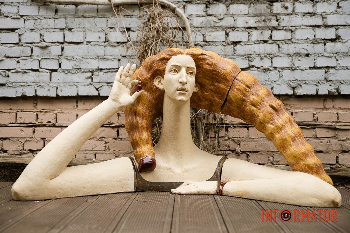 Вражає Вражає