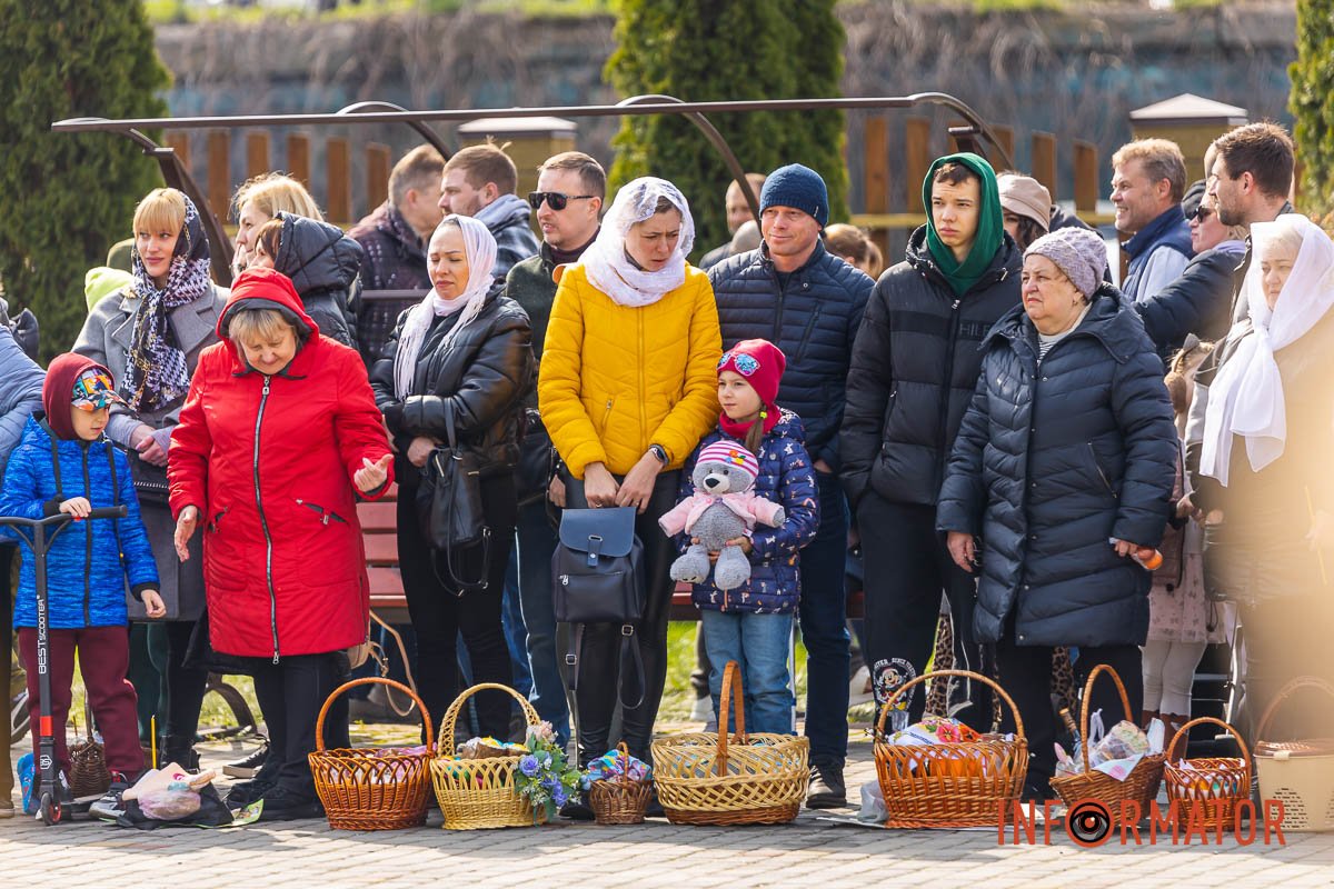 Дівчинка з іграшкою 