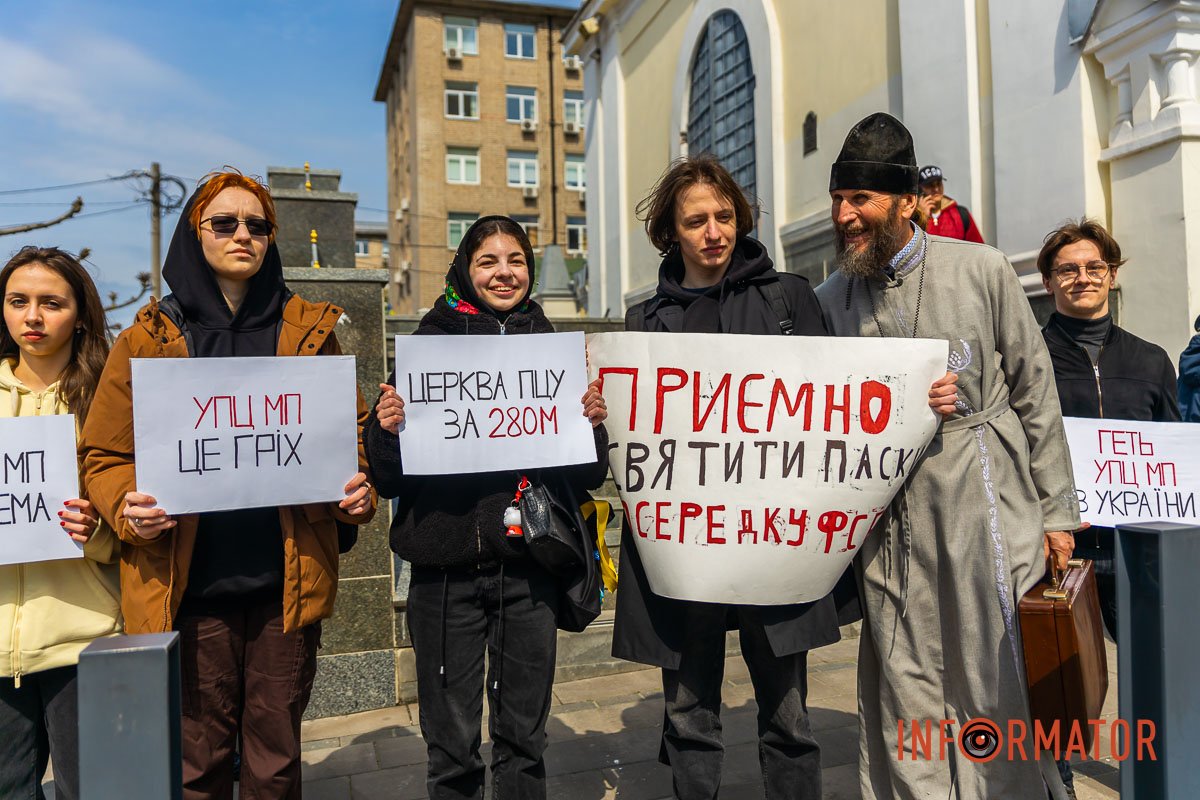 З учасниками акції намагався поспілкуватися чоловік, який представився священником храму
