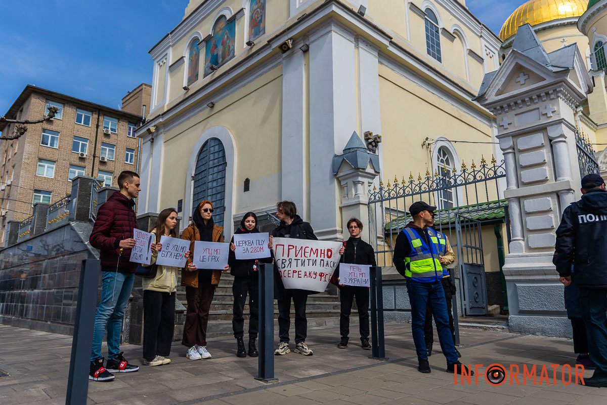 Активісти закликали підписати петицію про заборону їхньої діяльності та перестати відвідувати такі храми