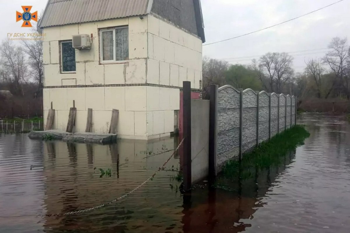 В Дніпрі багато води в Амур-Нижньодніпровському та Новокодацькому районах В Дніпрі багато води в Амур-Нижньодніпровському та Новокодацькому районах