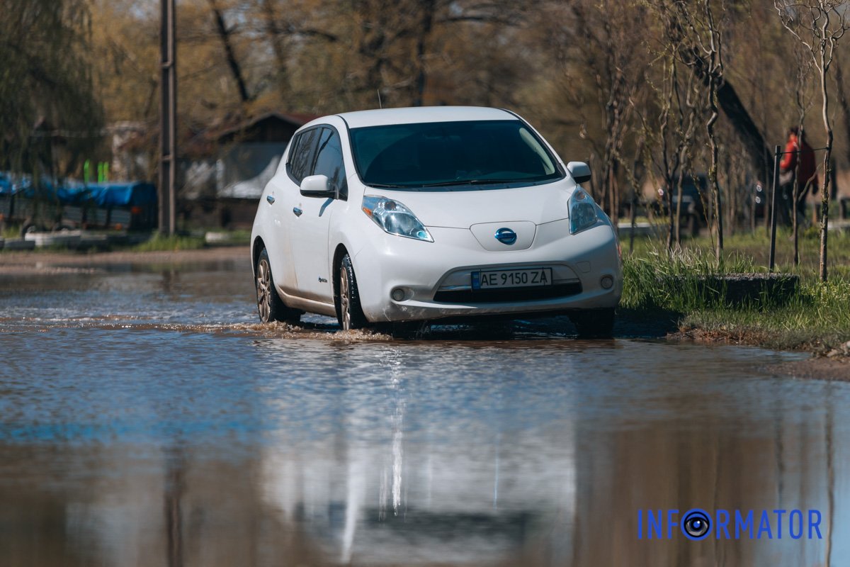 Електрокар пропливає