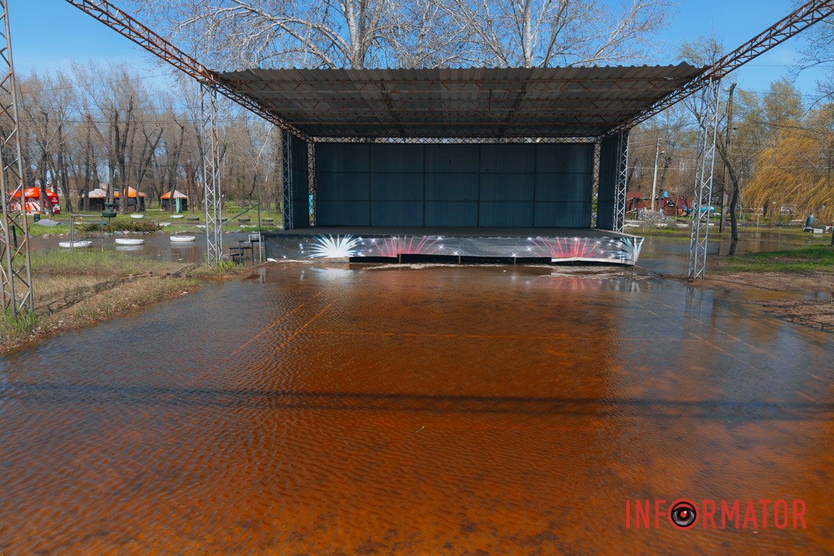 Площа перед сценою