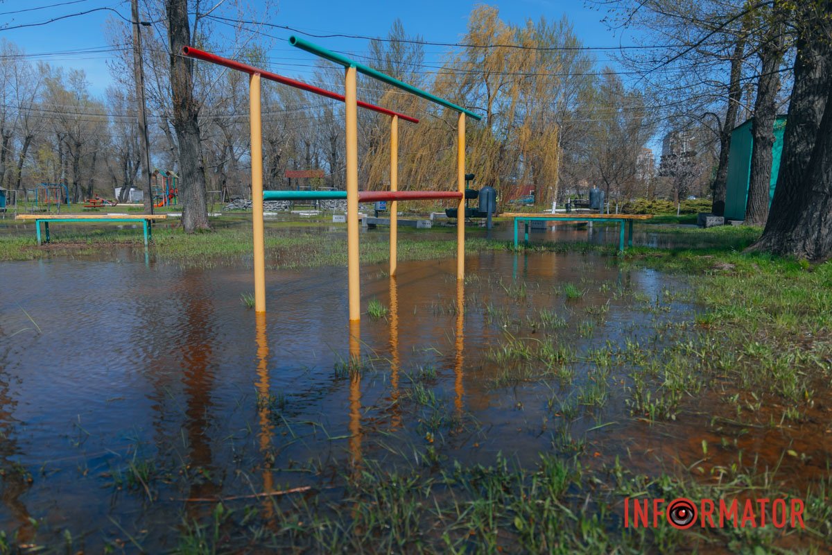 Спортивний майданчик теж затопило