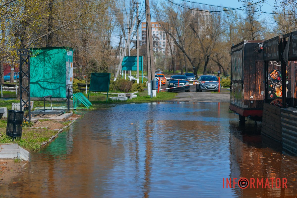 Затопило увесь проїзд до парку