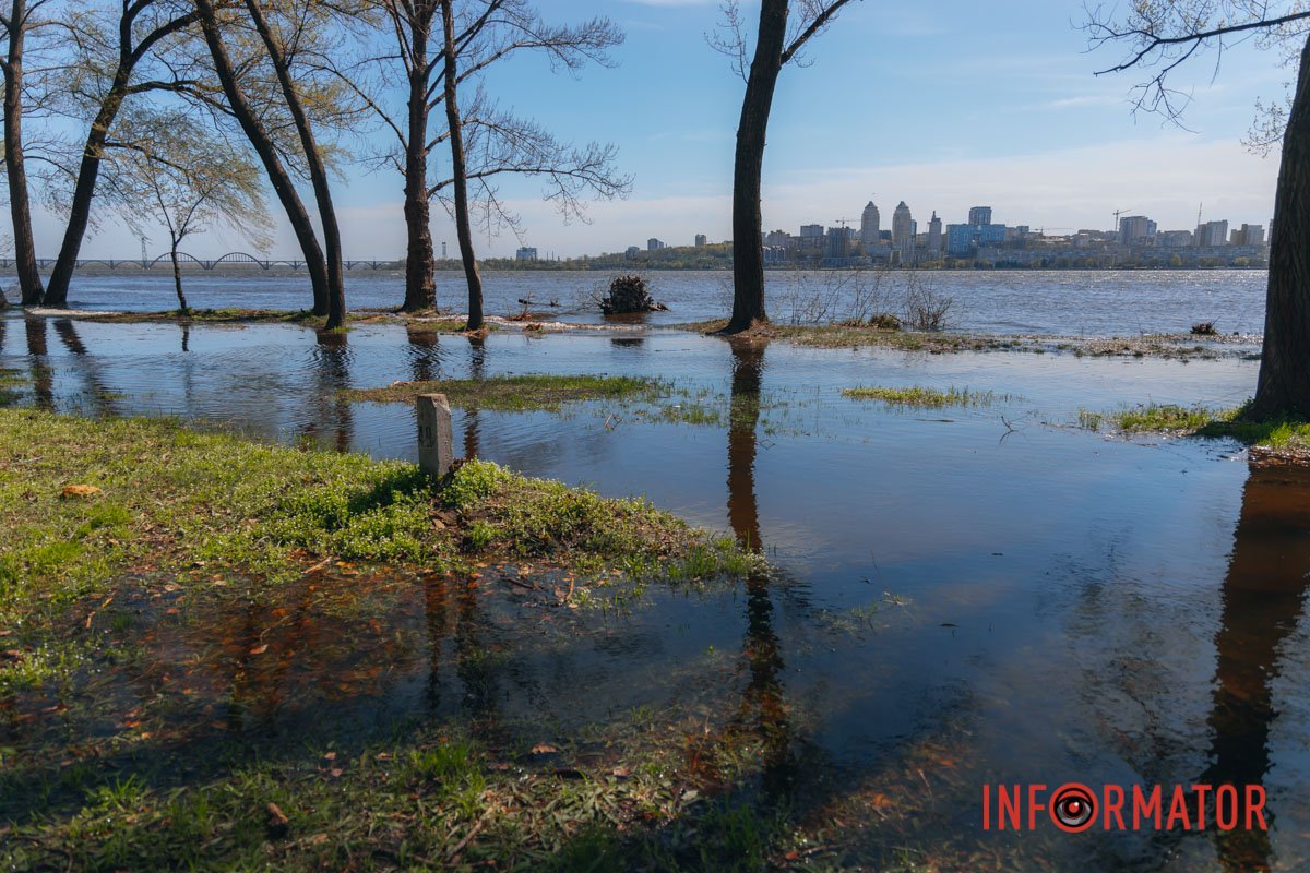 Вид з лівого берега на правий