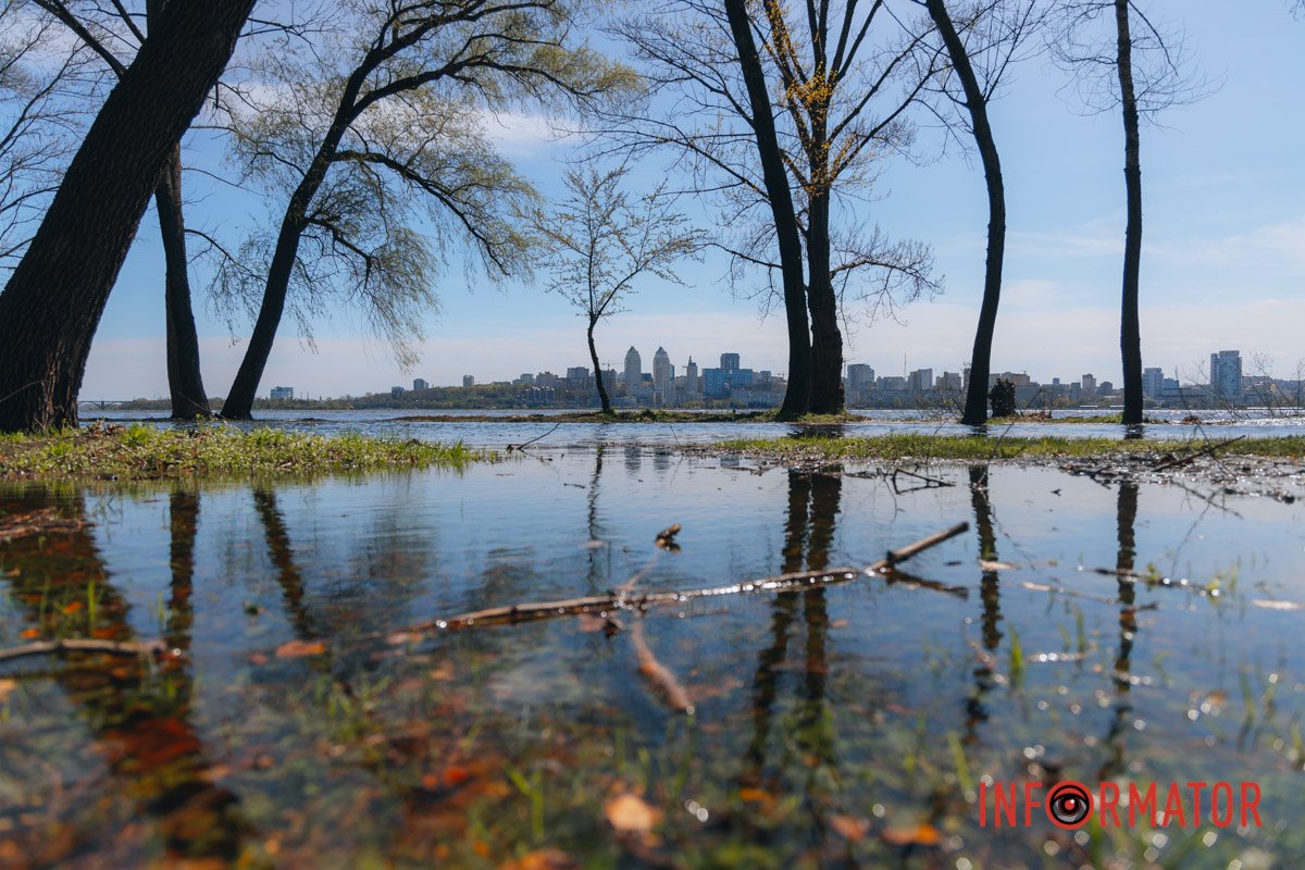 Аналогічна ситуація і по інший бік від Нового моста