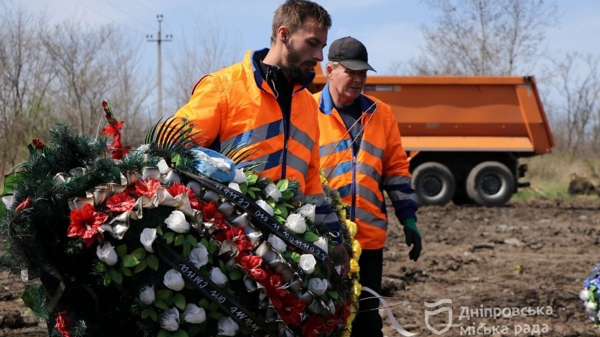 З початку квітня з кладовищ Дніпра прибрали 4066 тонн сміття