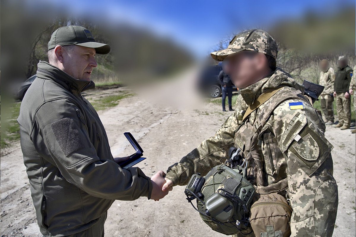 Борис Філатов передав квадракоптери, прилади нічного бачення та іншу техніку