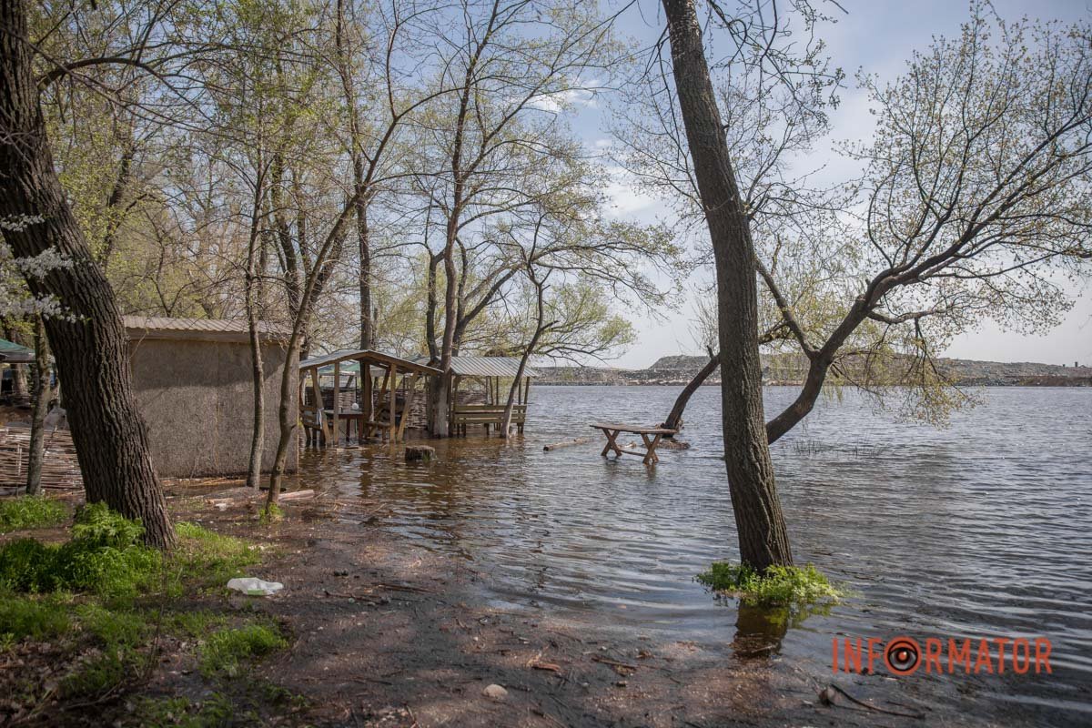 Заливає на подвір'я закладів, які розташовані уздовж Коси