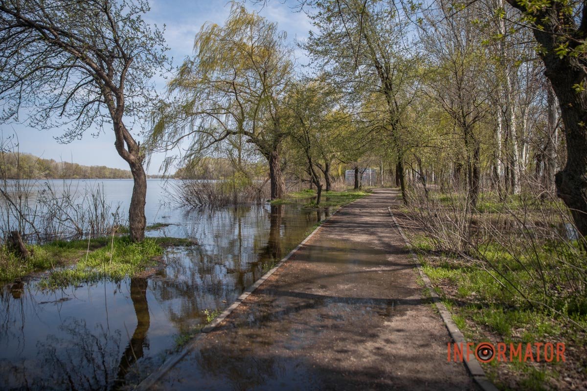 Стежка уздовж ріки