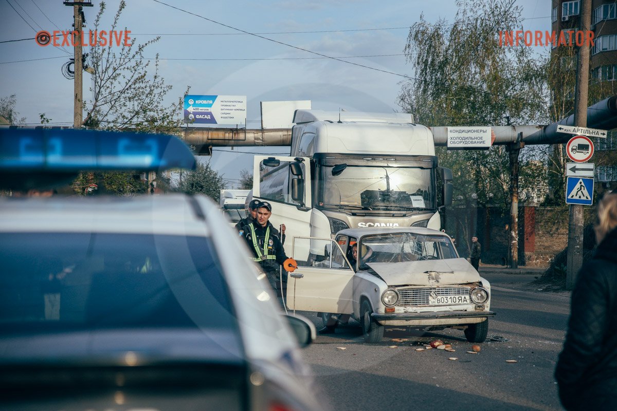 Фура протаранила чотири легковика Фура протаранила чотири легковика