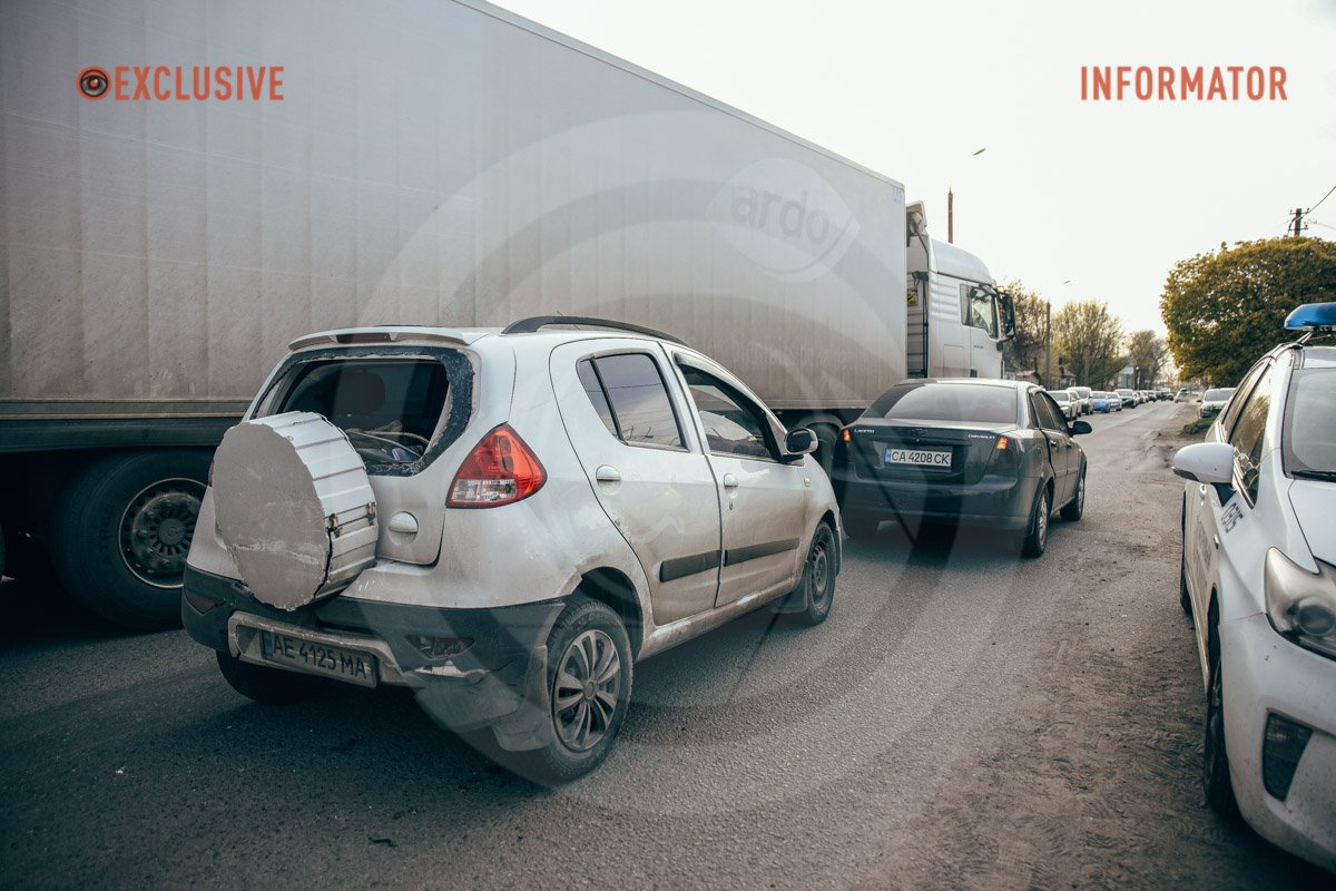 Автівки прибрали з проїжджої частини Автівки прибрали з проїжджої частини