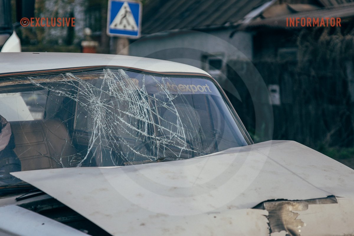 На дорозі уламки скла На дорозі уламки скла