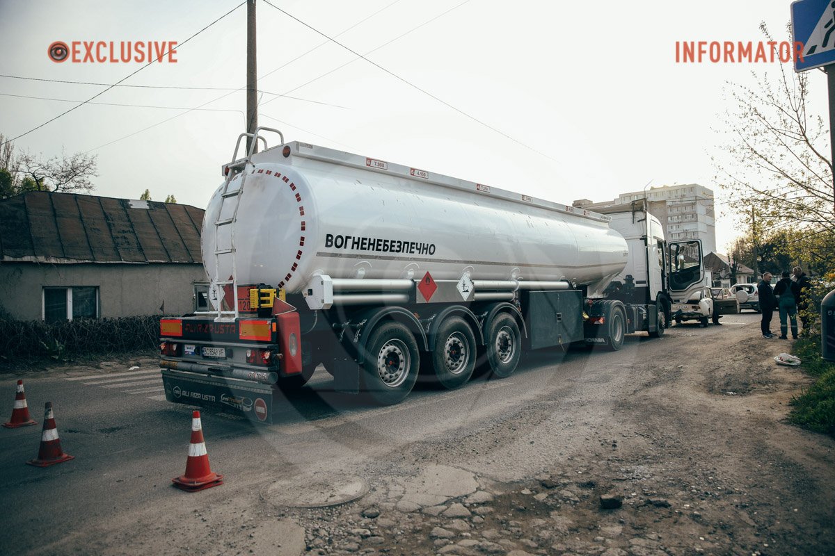 Водій вантажівки відволікся Водій вантажівки відволікся