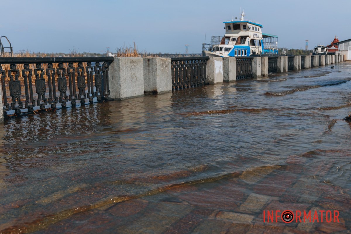 Напроти готелю "Дніпропетровськ"