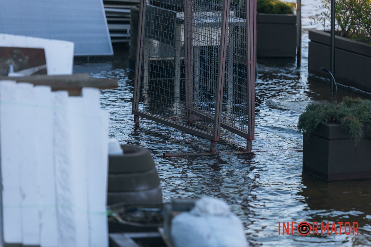 Вздовж Січеславської Набережної, від готелю «Дніпропетровськ» - до «Паруса»