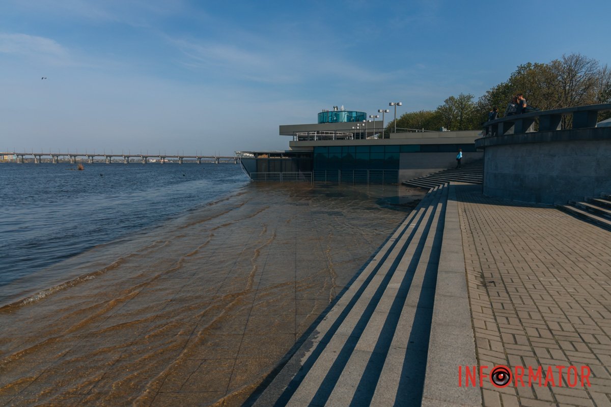 Біля фонтану «Водяна сфера» 