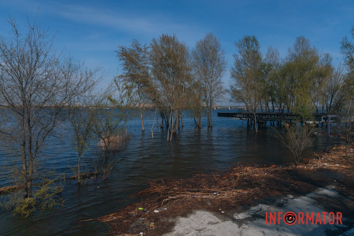 Біля готелю "Парус"