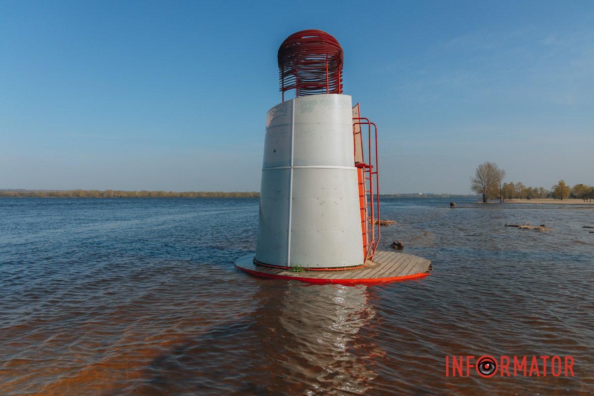 Тепер на острові