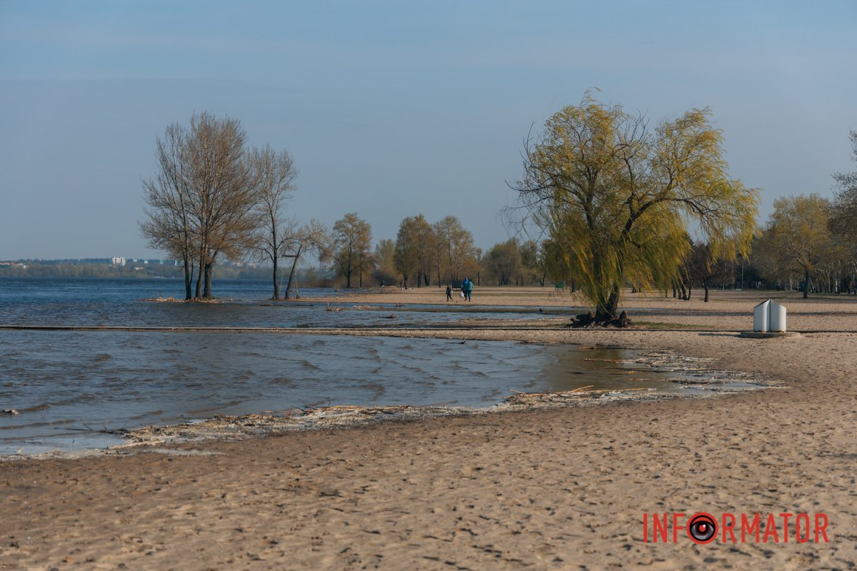 Ріка забрала частину пляжу