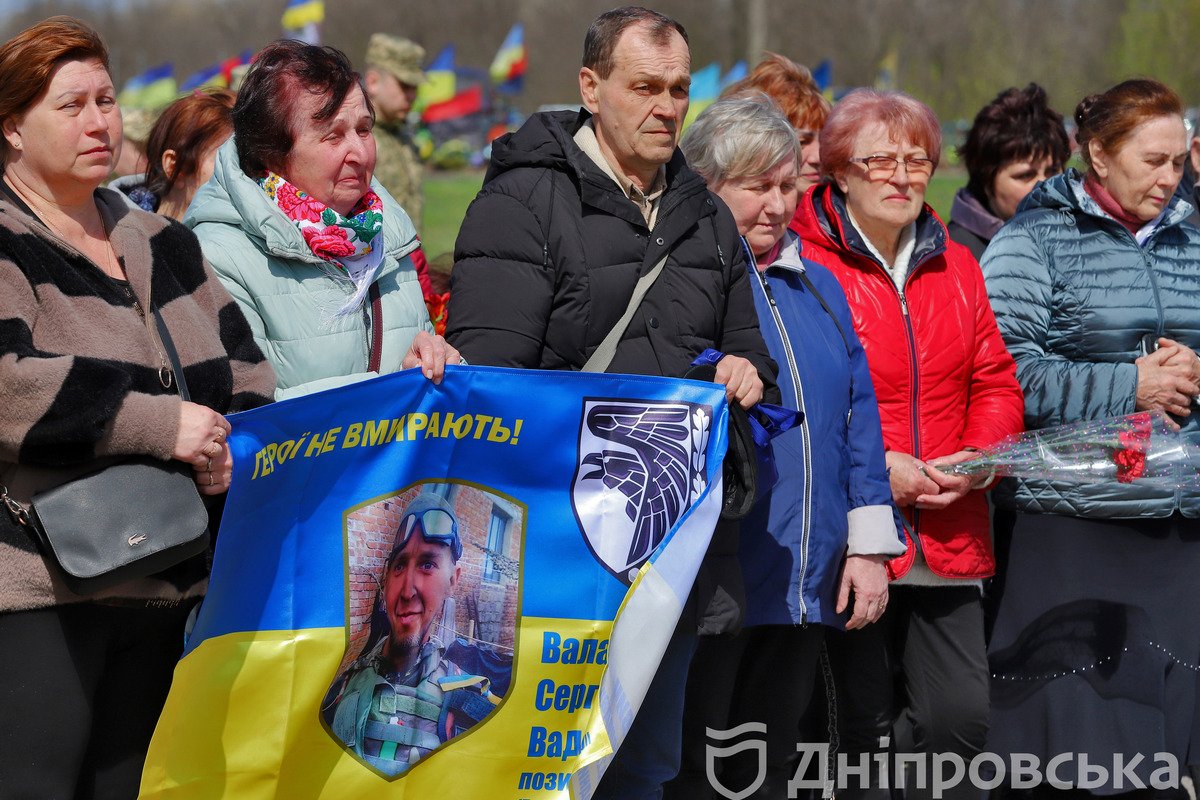 Прийшли родини та друзі полеглих Героїв, волонтери, силовики