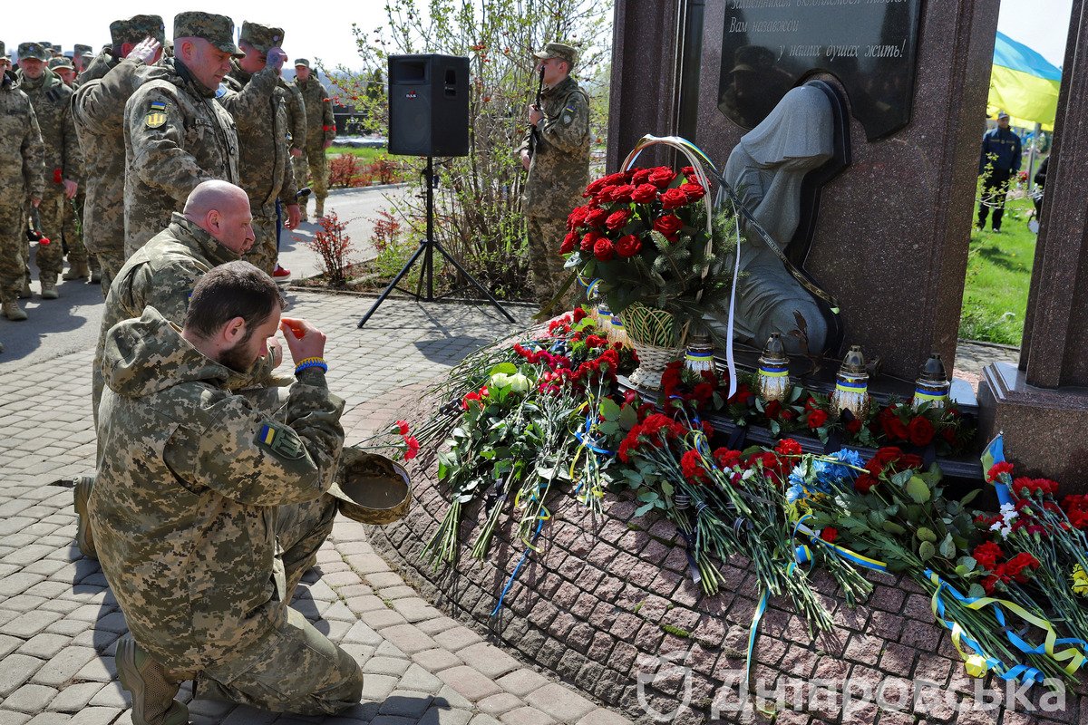 На одному з кладовищ провели велику панахиду та вшанували памʼять полеглих 