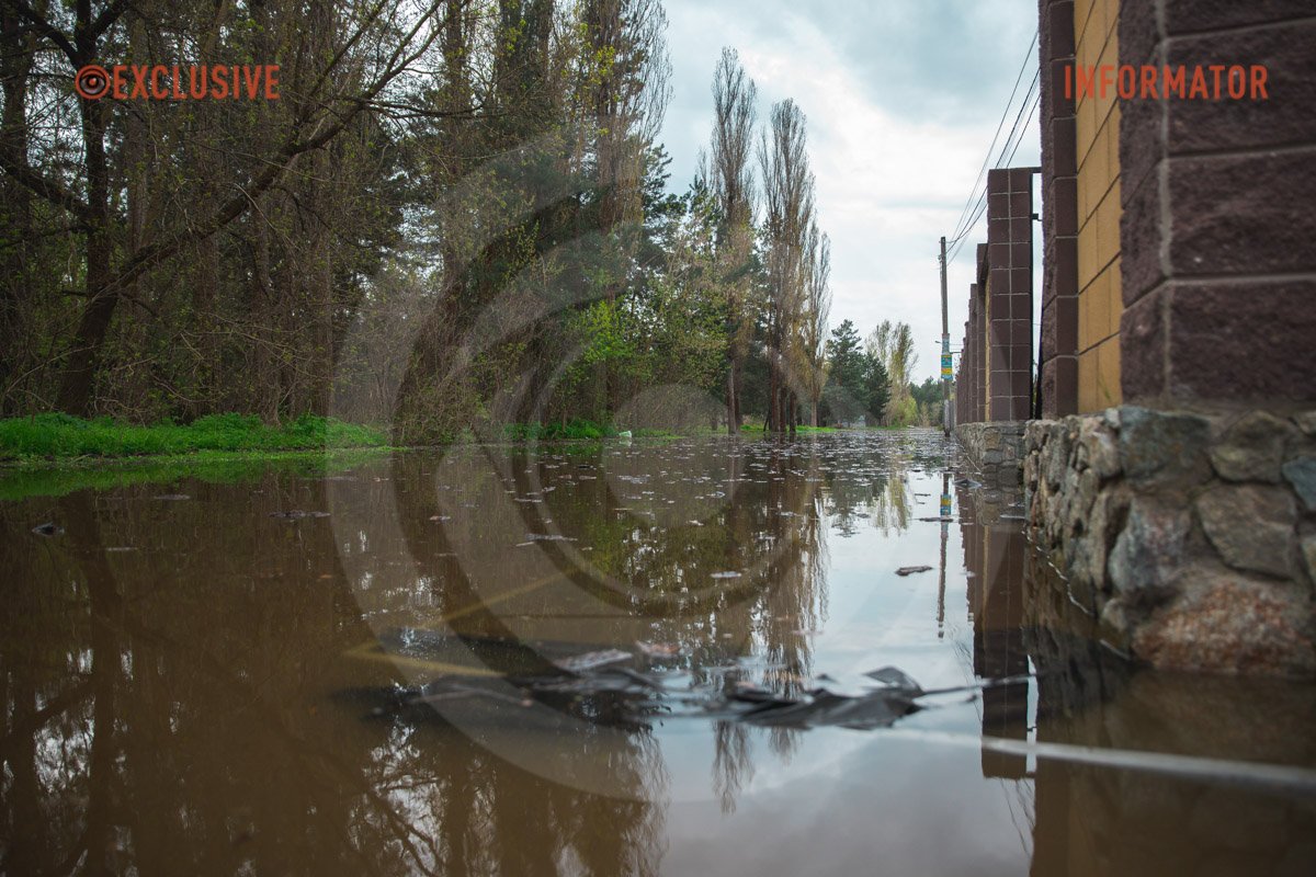 Вся вулиця у воді