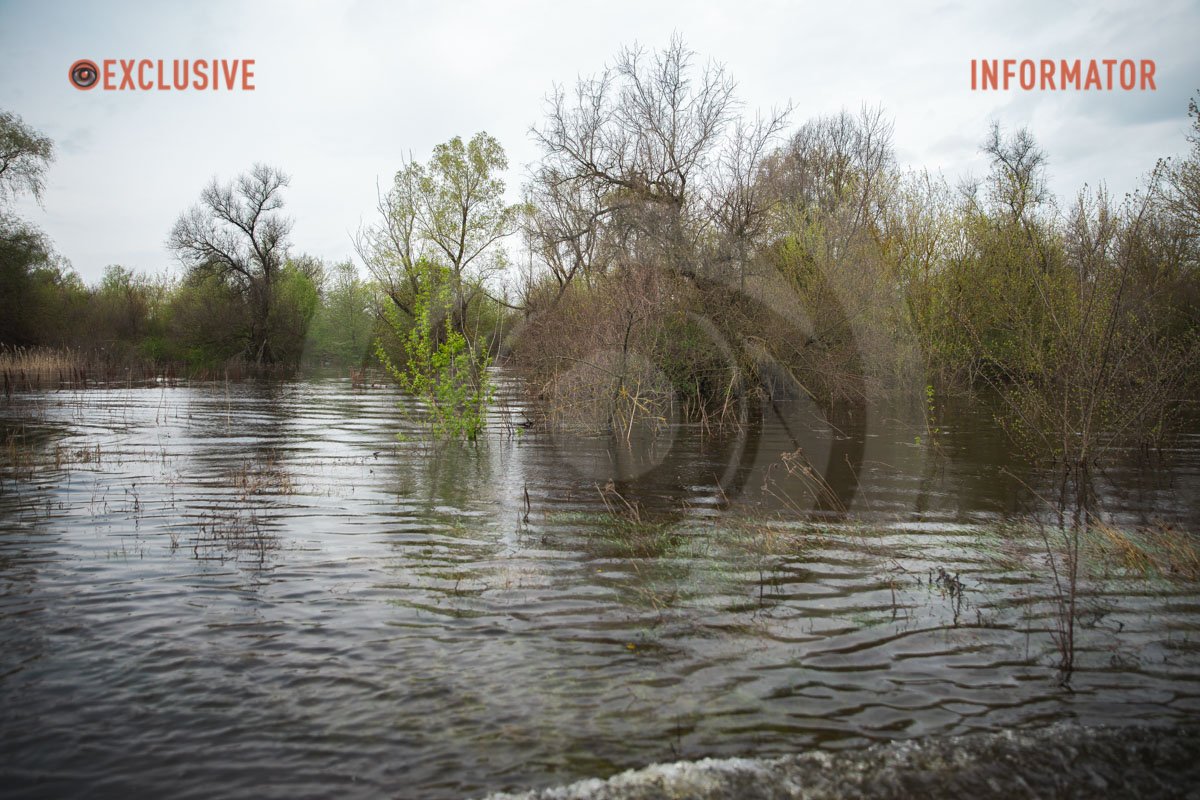 Вода навіть вкриває дороги