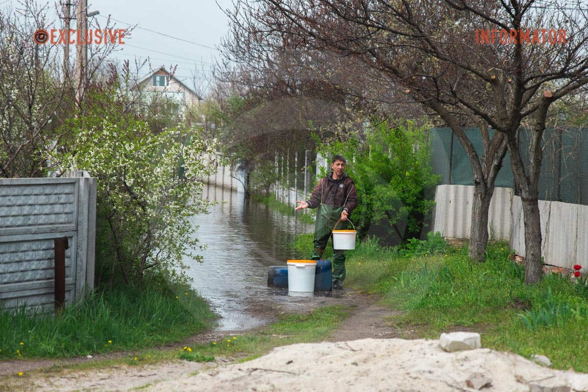 Рятують майно