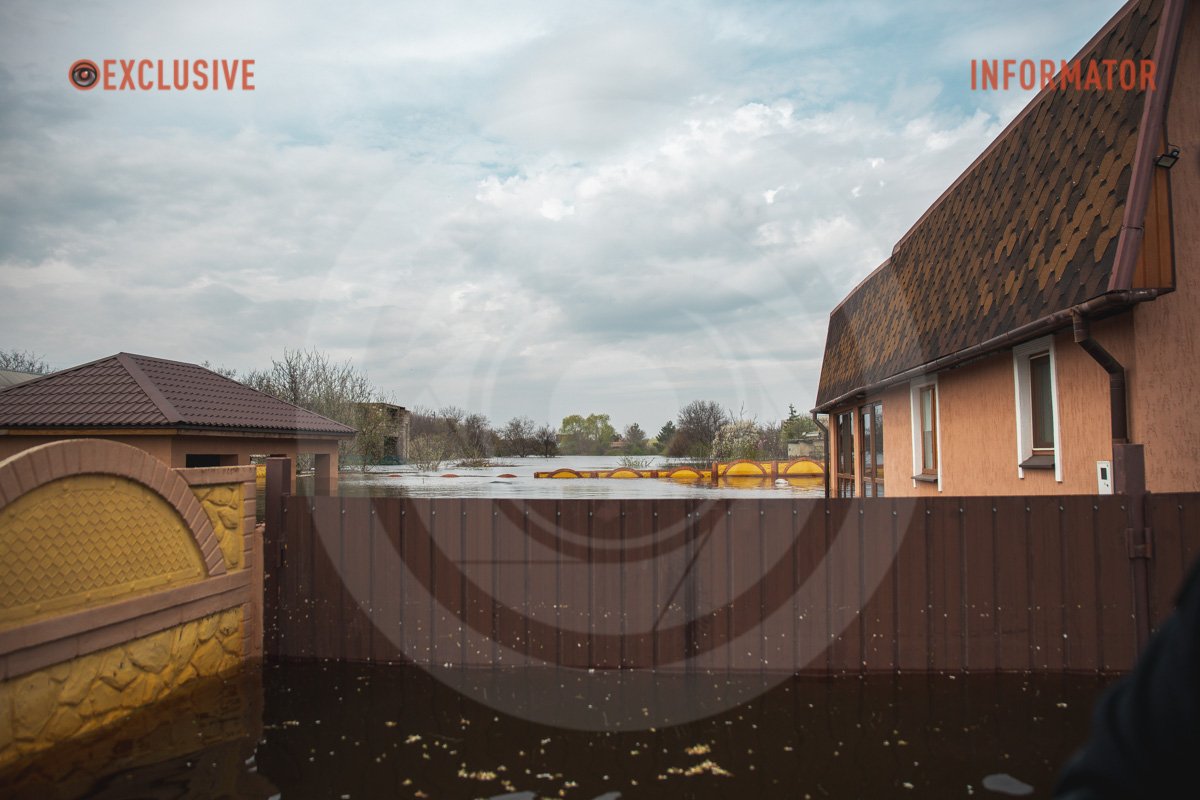 Поблизу домівок