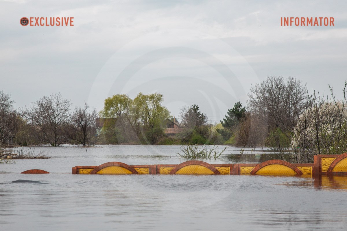 Паркан у воді