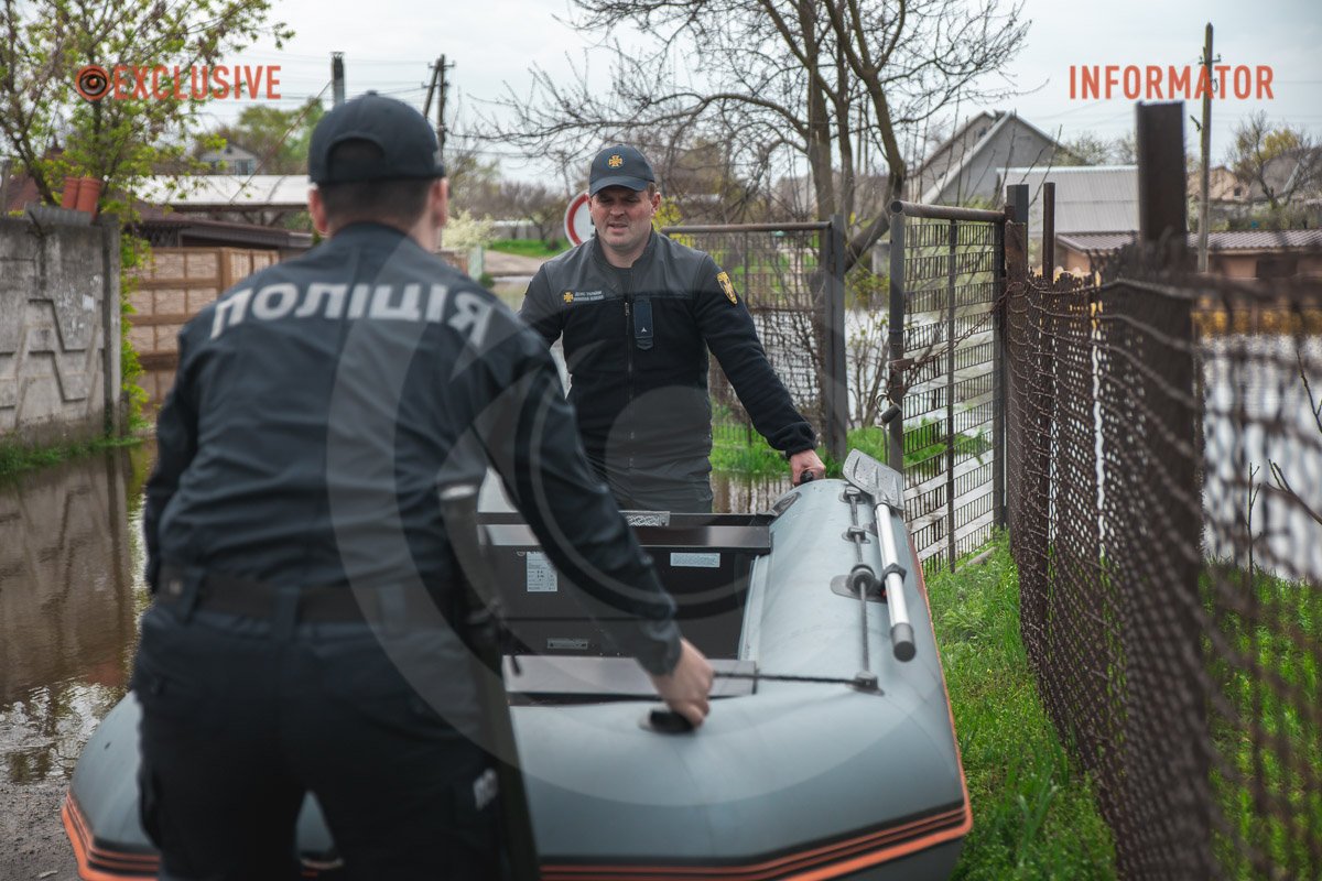 Допомогають