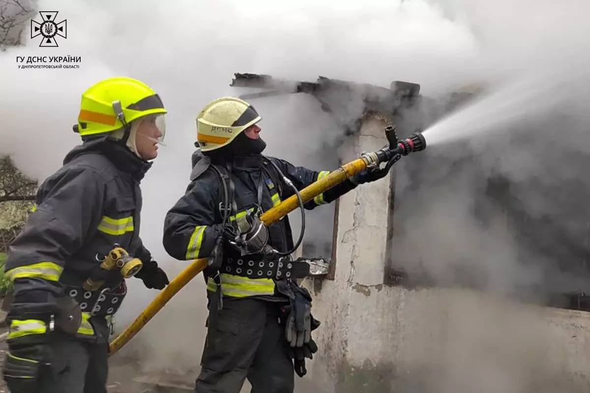 Пожежа поширилась на дах